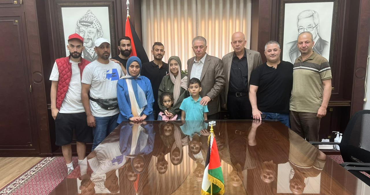 السفير اشرف دبور استقبل المختطفين المحررين من اهالي مخيم برج البراجنة