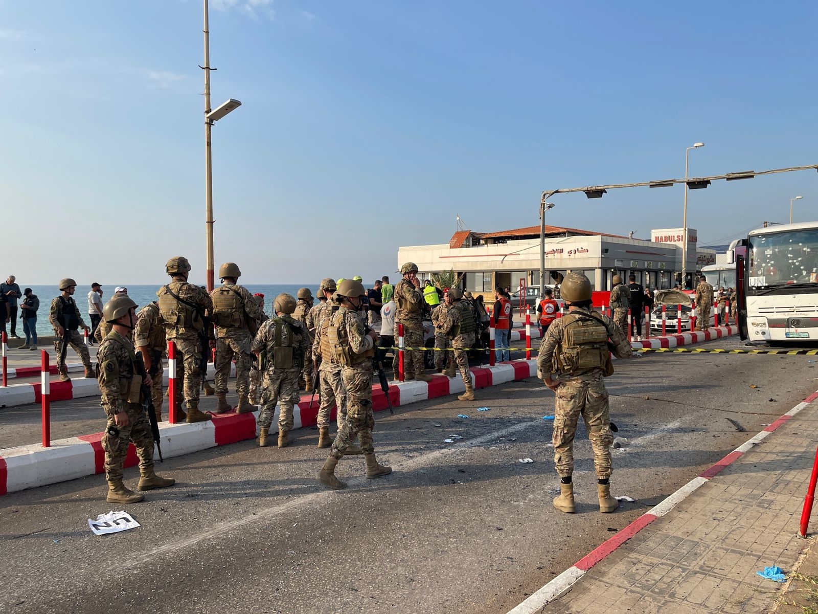 الجيش اللبناني : استشهاد 3 مواطنين وإصابة 3 عسكريين و4 من “اليونيفيل” جراء غارة اسرائيلية على سيارة عند حاجز الأولي – صيدا