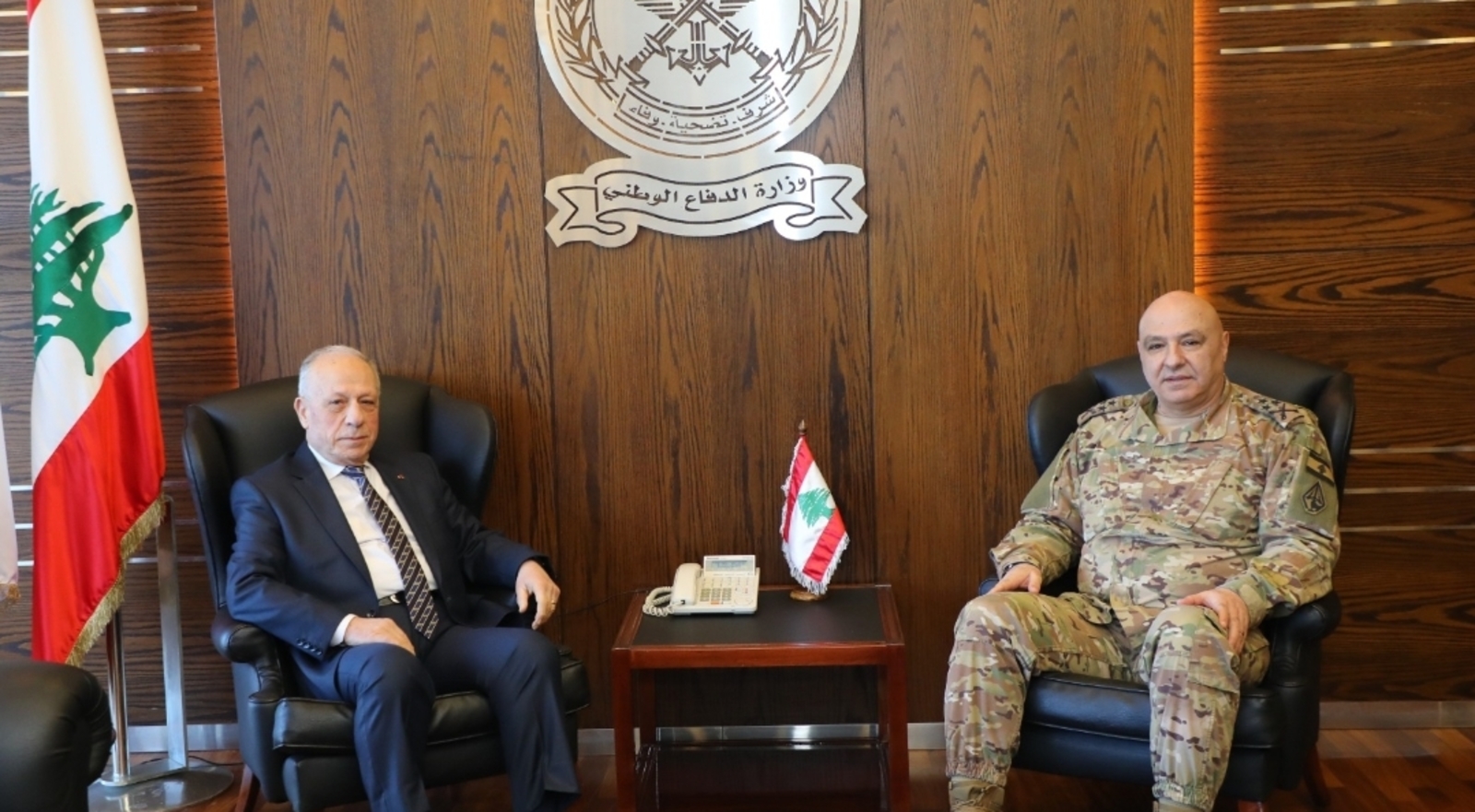وزير الدفاع بحث مع قائد الجيش الأوضاع الأمنية في ظل استمرار الخروقات الإسرائيلية