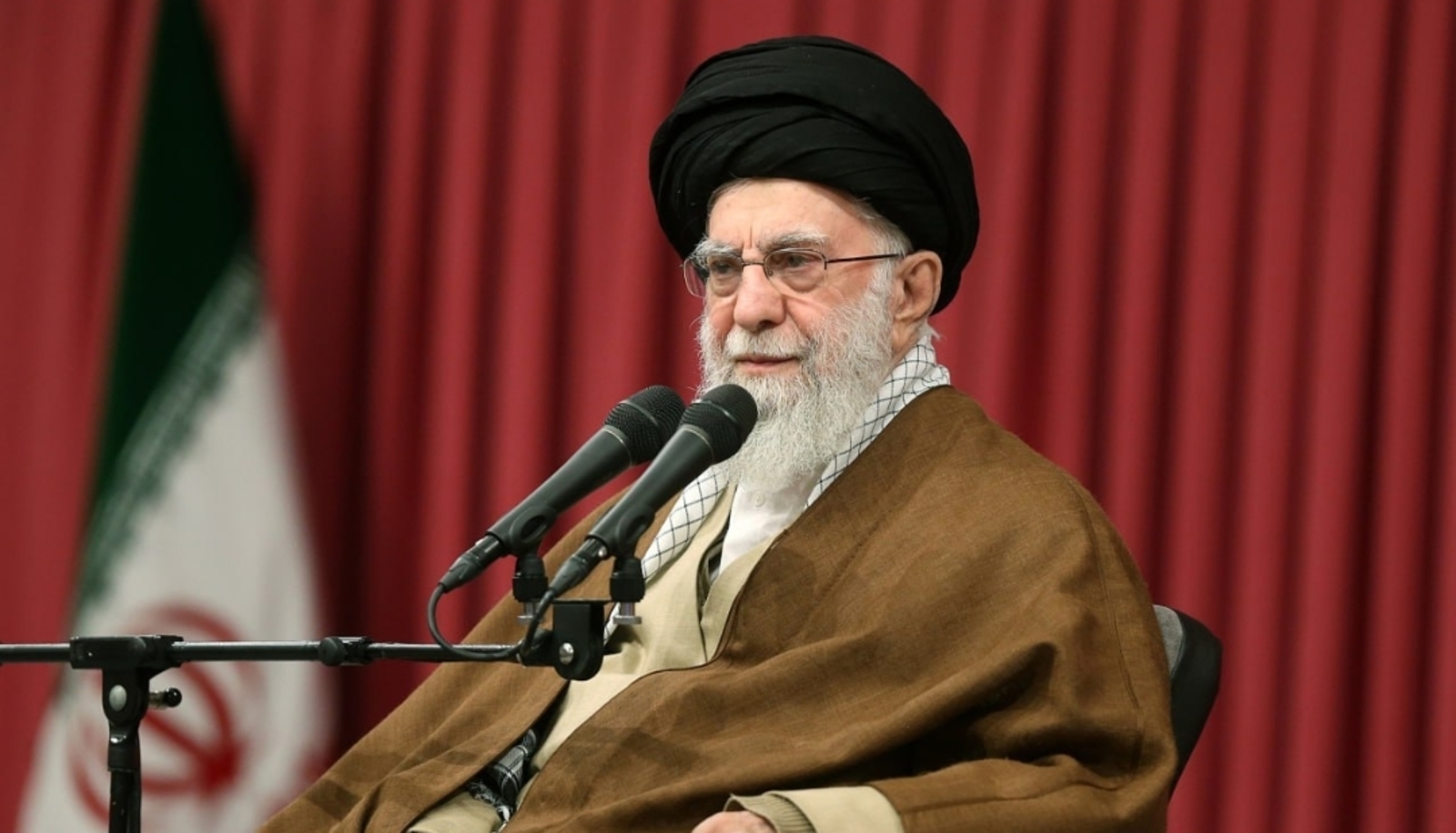الامام الخامنئي : الكيان الصهيوني واهم بأنه يحاصر حزب الله عن طريق سوريا ليقضي عليه لكن سيتم القضاء على إسرائيل