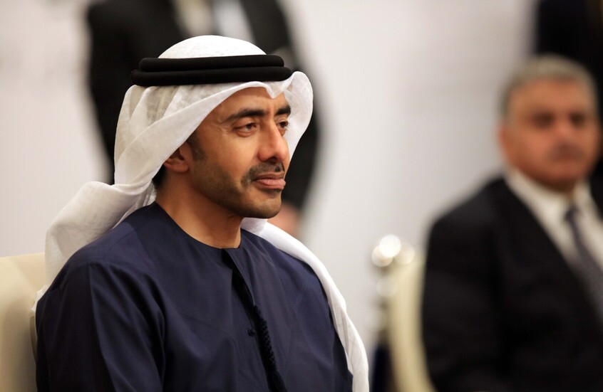 عبدالله بن زايد يجري اتصالا بوزير خارجية عمان لبحث مستجدات المفاوضات الإيرانية الأمريكية