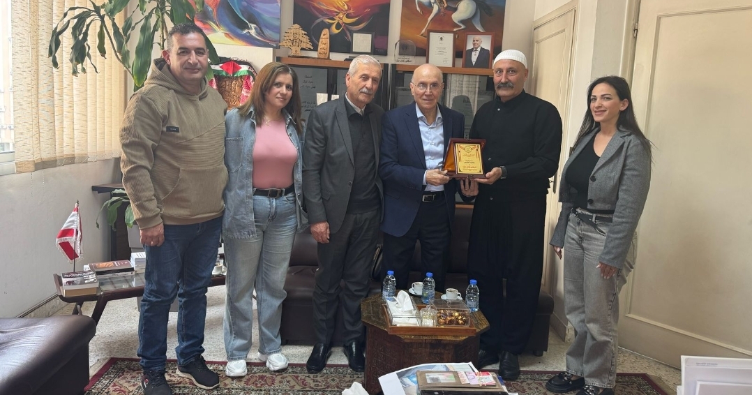 درع تقديري تكريمياً من بلدية الفرديس الى د.كامل مهنا