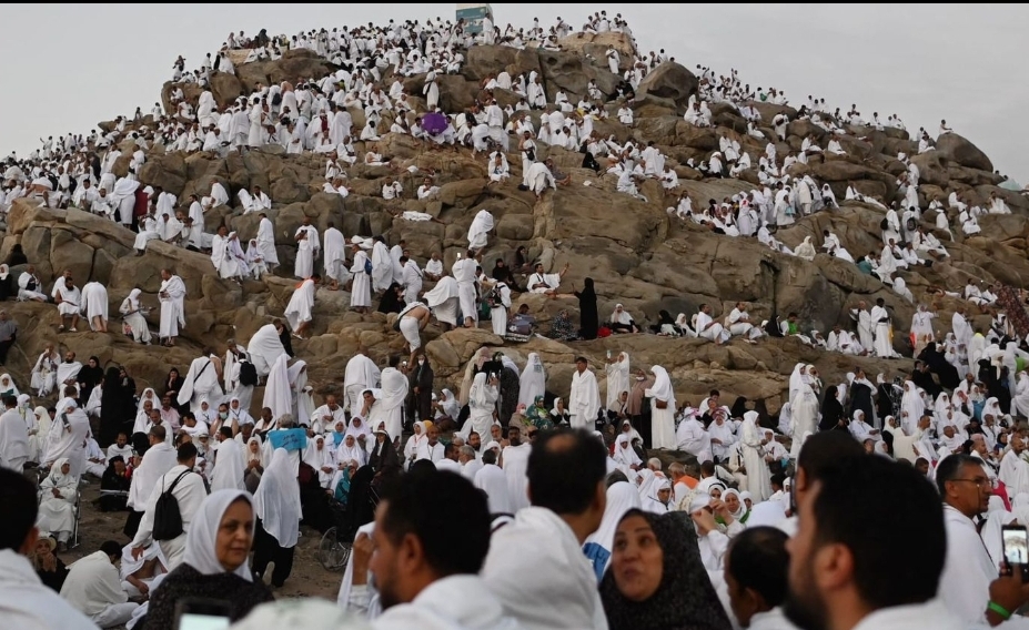 عرفة… حيث تصعد الدعوات وتبقى الوجوه ذاتها..وفي سماء العراق كأن الدعاء يتوقف عند حدود المنطقة الخضراء/ الحقوقية انوار داود الخفاجي