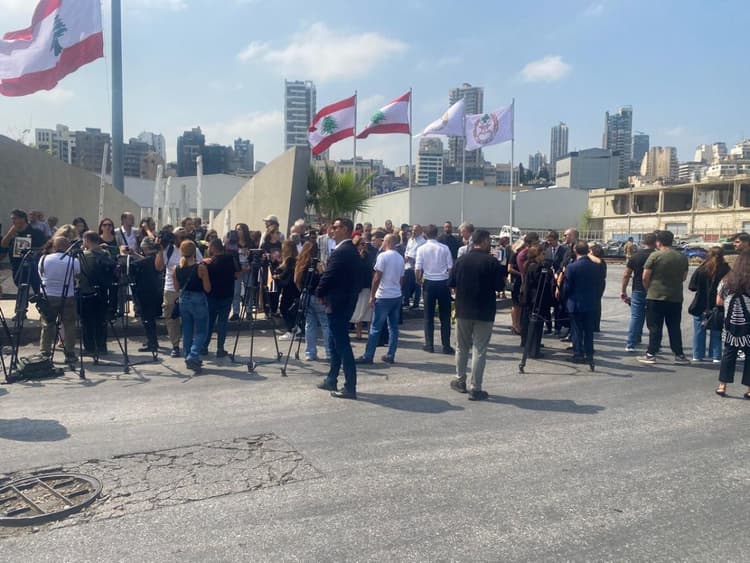 تجمع لأهالي ضحايا انفجار بيروت داخل حرم المرفأالوزير نصار: القرار الظنّي سيصدر والمحاكمة ستتم الوزير مرقص: القرار خلال أشهر معدودة كحدّ أقصى ولا عراقيل في هذا العهد الرئاسي